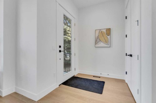 4525 20 Avenue Nw, Calgary, AB - Indoor Photo Showing Other Room