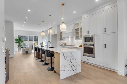 4525 20 Avenue Nw, Calgary, AB - Indoor Photo Showing Kitchen With Upgraded Kitchen