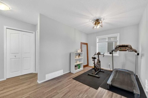 201 Saddlecrest Way Ne, Calgary, AB - Indoor Photo Showing Gym Room