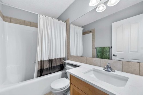 201 Saddlecrest Way Ne, Calgary, AB - Indoor Photo Showing Bathroom