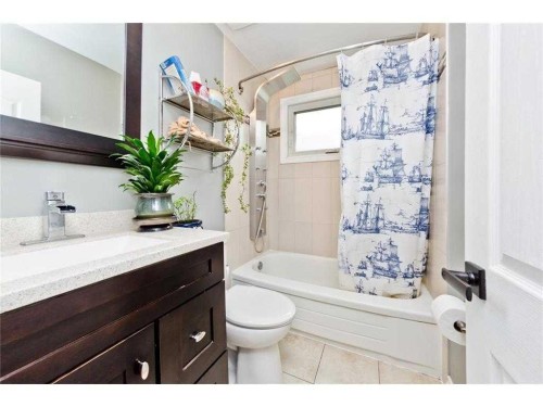 81 Westminster Drive Sw, Calgary, AB - Indoor Photo Showing Bathroom