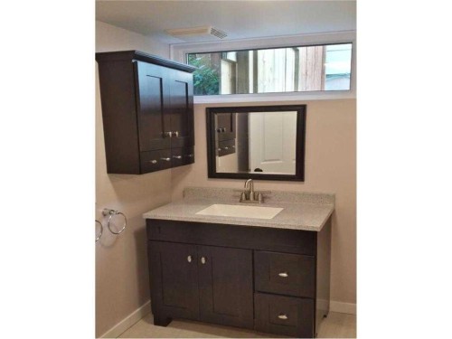 81 Westminster Drive Sw, Calgary, AB - Indoor Photo Showing Bathroom