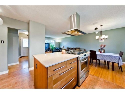 81 Westminster Drive Sw, Calgary, AB - Indoor Photo Showing Kitchen
