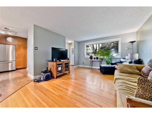 81 Westminster Drive Sw, Calgary, AB - Indoor Photo Showing Living Room