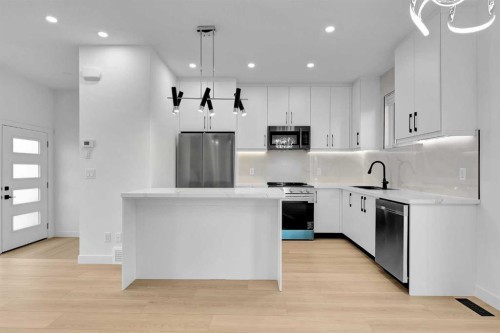 2605 1 Street Ne, Calgary, AB - Indoor Photo Showing Kitchen With Upgraded Kitchen