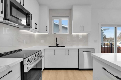 2605 1 Street Ne, Calgary, AB - Indoor Photo Showing Kitchen With Upgraded Kitchen