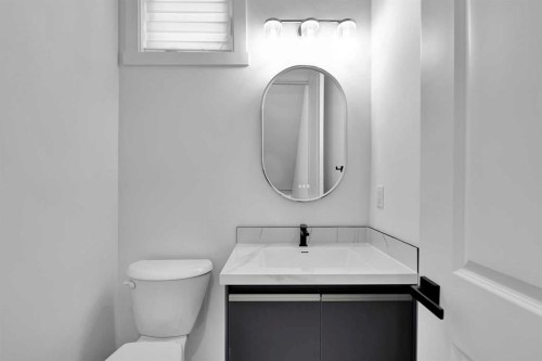 2605 1 Street Ne, Calgary, AB - Indoor Photo Showing Bathroom