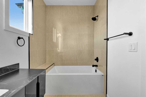 2605 1 Street Ne, Calgary, AB - Indoor Photo Showing Bathroom