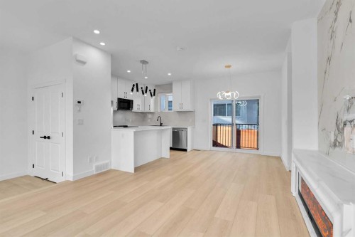 2605 1 Street Ne, Calgary, AB - Indoor Photo Showing Kitchen