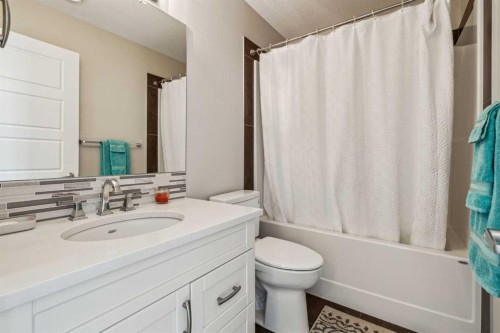 30 Cranbrook Villas Se, Calgary, AB - Indoor Photo Showing Bathroom