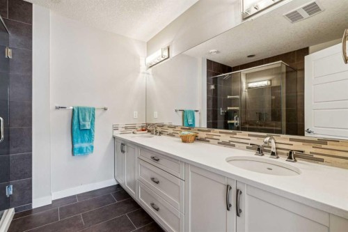 30 Cranbrook Villas Se, Calgary, AB - Indoor Photo Showing Bathroom