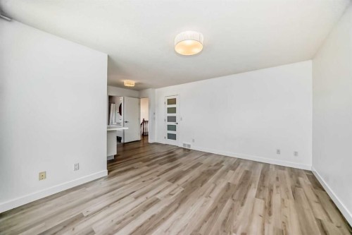 7 Signature Mews Sw, Calgary, AB - Indoor Photo Showing Other Room