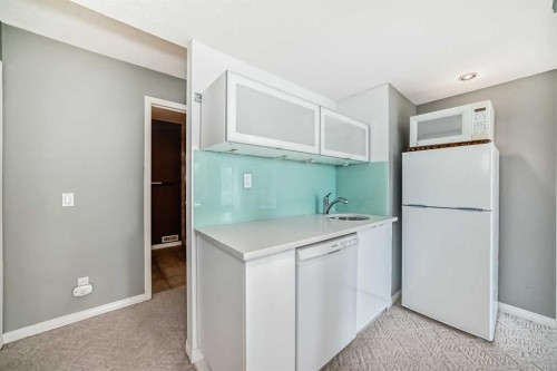 7 Signature Mews Sw, Calgary, AB - Indoor Photo Showing Kitchen