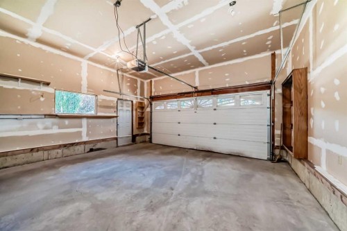 7 Signature Mews Sw, Calgary, AB - Indoor Photo Showing Garage