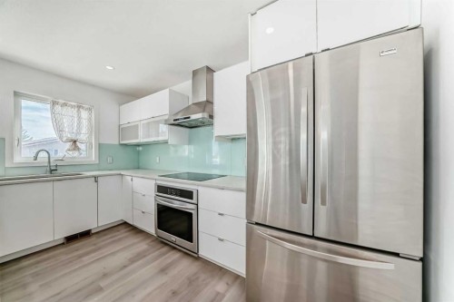 7 Signature Mews Sw, Calgary, AB - Indoor Photo Showing Kitchen With Upgraded Kitchen