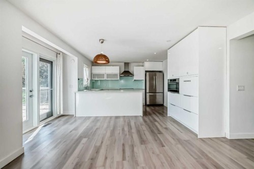 7 Signature Mews Sw, Calgary, AB - Indoor Photo Showing Kitchen