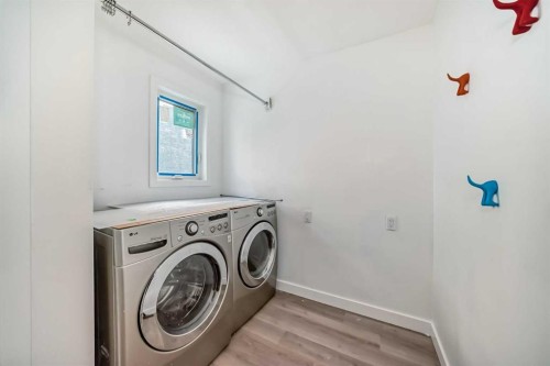 7 Signature Mews Sw, Calgary, AB - Indoor Photo Showing Laundry Room