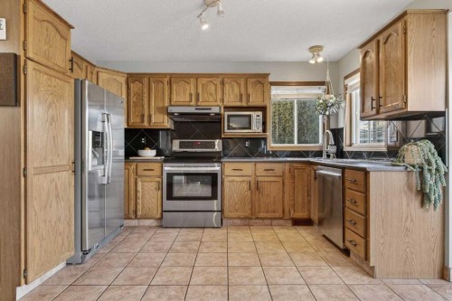 28 Mckerrell Close Se, Calgary, AB - Indoor Photo Showing Kitchen