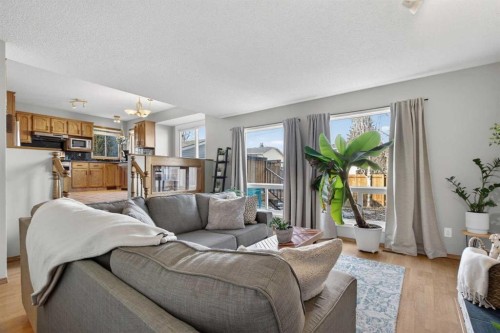 28 Mckerrell Close Se, Calgary, AB - Indoor Photo Showing Living Room