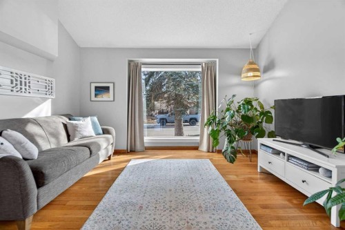 28 Mckerrell Close Se, Calgary, AB - Indoor Photo Showing Living Room
