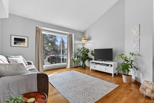 28 Mckerrell Close Se, Calgary, AB - Indoor Photo Showing Living Room