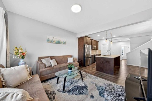 148 Highview Gate Se, Airdrie, AB - Indoor Photo Showing Living Room