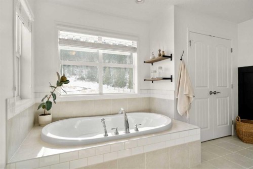57 Riviera Crescent, Cochrane, AB - Indoor Photo Showing Bathroom