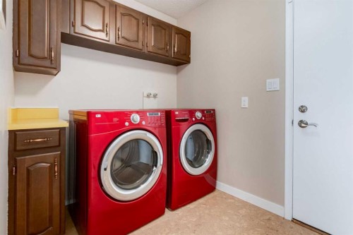323 Parkridge Way Se, Calgary, AB - Indoor Photo Showing Laundry Room
