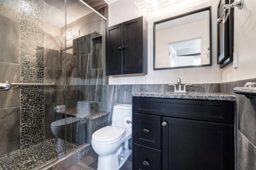 323 Parkridge Way Se, Calgary, AB - Indoor Photo Showing Bathroom