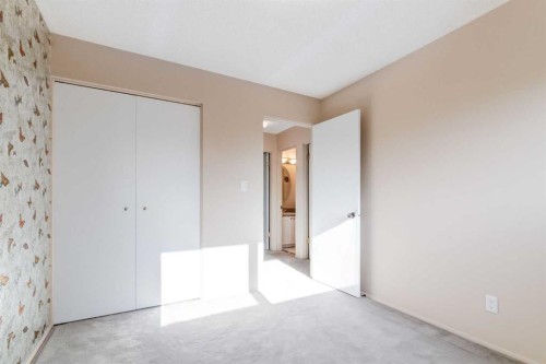 323 Parkridge Way Se, Calgary, AB - Indoor Photo Showing Other Room