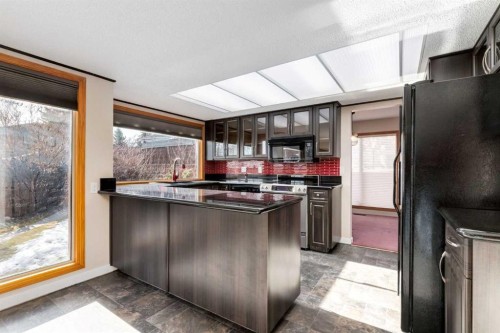 323 Parkridge Way Se, Calgary, AB - Indoor Photo Showing Kitchen