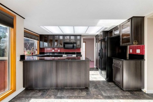323 Parkridge Way Se, Calgary, AB - Indoor Photo Showing Kitchen