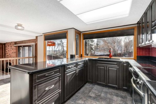 323 Parkridge Way Se, Calgary, AB - Indoor Photo Showing Kitchen