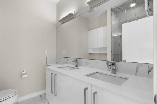 4060 Kovitz Lane Nw, Calgary, AB - Indoor Photo Showing Bathroom