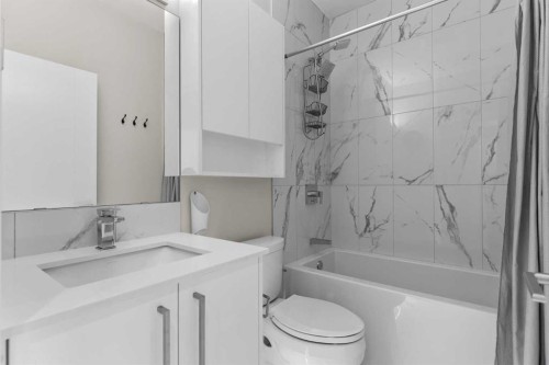 4060 Kovitz Lane Nw, Calgary, AB - Indoor Photo Showing Bathroom