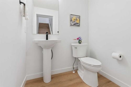 255-7820 Spring Willow Drive Sw, Calgary, AB - Indoor Photo Showing Bathroom