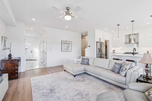 255-7820 Spring Willow Drive Sw, Calgary, AB - Indoor Photo Showing Living Room