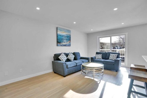 1306 Berkley Drive Nw, Calgary, AB - Indoor Photo Showing Living Room