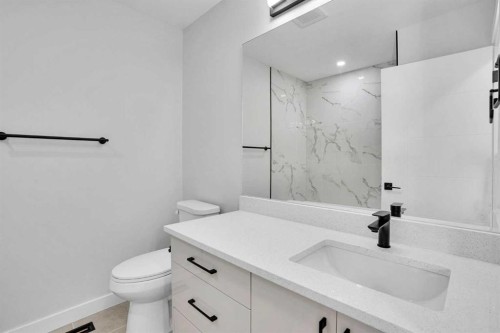 1306 Berkley Drive Nw, Calgary, AB - Indoor Photo Showing Bathroom