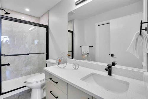 1306 Berkley Drive Nw, Calgary, AB - Indoor Photo Showing Bathroom