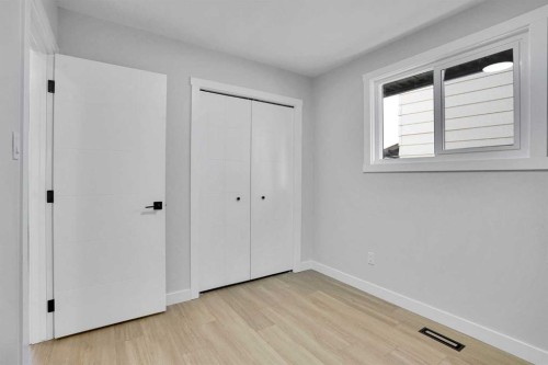 1306 Berkley Drive Nw, Calgary, AB - Indoor Photo Showing Other Room