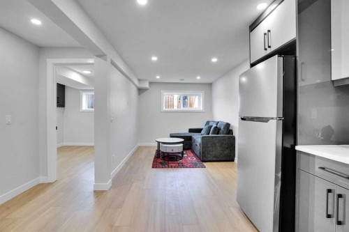 1306 Berkley Drive Nw, Calgary, AB - Indoor Photo Showing Other Room