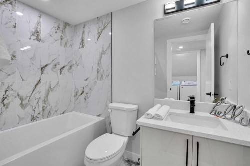 1306 Berkley Drive Nw, Calgary, AB - Indoor Photo Showing Bathroom