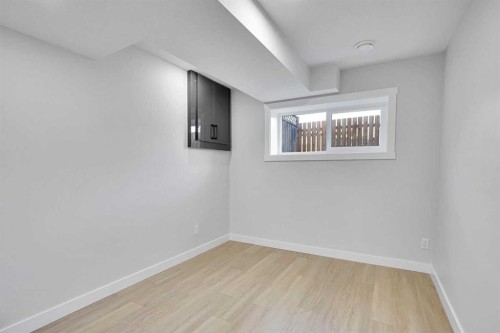 1306 Berkley Drive Nw, Calgary, AB - Indoor Photo Showing Other Room