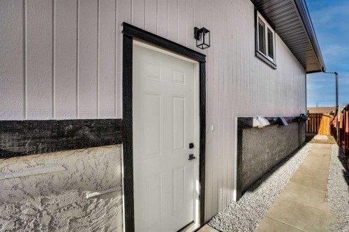 1306 Berkley Drive Nw, Calgary, AB - Outdoor With Exterior