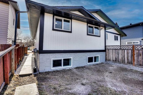 1306 Berkley Drive Nw, Calgary, AB - Outdoor With Exterior