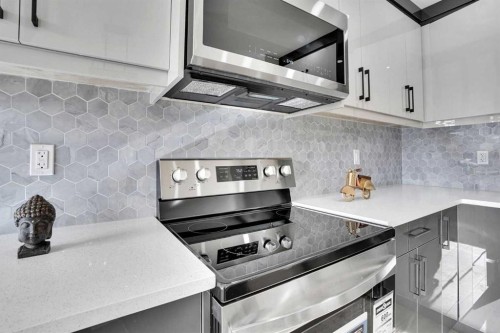 1306 Berkley Drive Nw, Calgary, AB - Indoor Photo Showing Kitchen With Stainless Steel Kitchen With Upgraded Kitchen