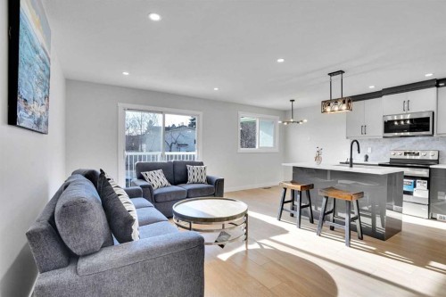 1306 Berkley Drive Nw, Calgary, AB - Indoor Photo Showing Other Room