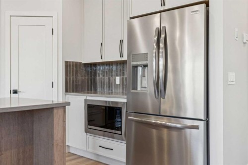 120 Quartz Crescent, Cochrane, AB - Indoor Photo Showing Kitchen