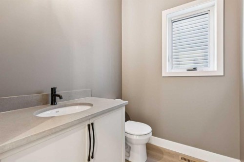 120 Quartz Crescent, Cochrane, AB - Indoor Photo Showing Bathroom
